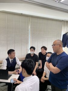 シオカワスクールにて、講師の前田一真先生と八木俊樹先生が中心となり、受講生とさまざまな症例をディスカッションしている画像