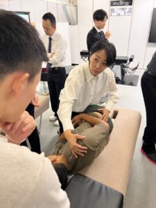 シオカワスクールCLセミナーにて受講生に骨盤のセットアップを教えている中島恵先生