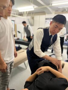 シオカワスクールCLセミナーにて受講生に骨盤のセットアップを教えている前田一真先生