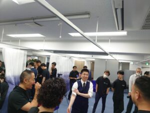 2025年5月のシオカワスクールセミナーにて、受講生と談笑する前田一真先生
