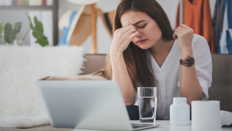 眠れない毎日と限界の疲労に苦しんだ40代女性の不眠症と眼精疲労