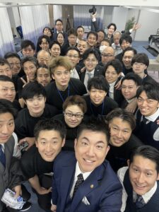 2025年5月のシオカワスクールセミナーにて、集合写真を撮る前田一真先生