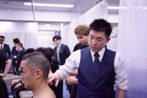 2025年5月のシオカワスクールセミナーにて、受講生に指導する前田一真先生