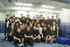 2025年5月のシオカワスクールセミナーにて、集合写真を撮る前田一真先生