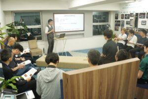 2025年6月のシオカワスクールセミナーにて受講生に講義をする前田一真先生