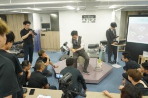 2025年6月のシオカワスクールセミナーにて受講生に講義をする前田一真先生