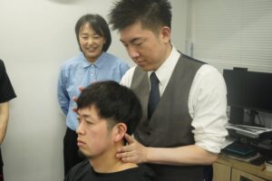 2025年6月のシオカワスクールセミナーにて受講生に講義をする前田一真先生