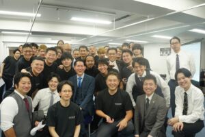 2025年6月のシオカワスクールセミナーにて集合写真を撮る前田一真先生