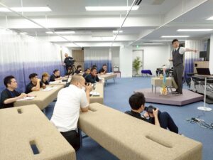 2025年6月のシオカワスクールセミナーにて受講生に講義をする前田一真先生