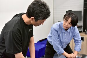 2025年7月のシオカワスクールセミナーで受講生に指導する中島恵先生