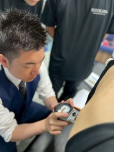 2025年7月のシオカワスクールセミナーで受講生に指導する前田一真先生