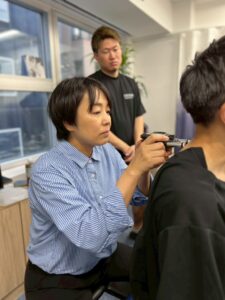 2025年7月のシオカワスクールセミナーで受講生に指導する中島恵先生