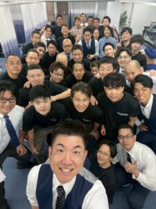 2025年7月のシオカワスクールセミナーで集合写真を撮る前田一真先生