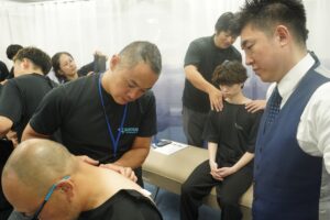 2025年7月のシオカワスクールセミナーで受講生に指導する前田一真先生