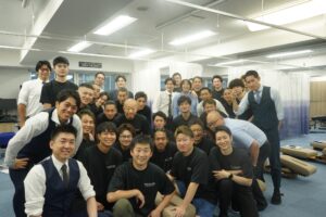 2025年7月のシオカワスクールセミナーで集合写真を撮る前田一真先生