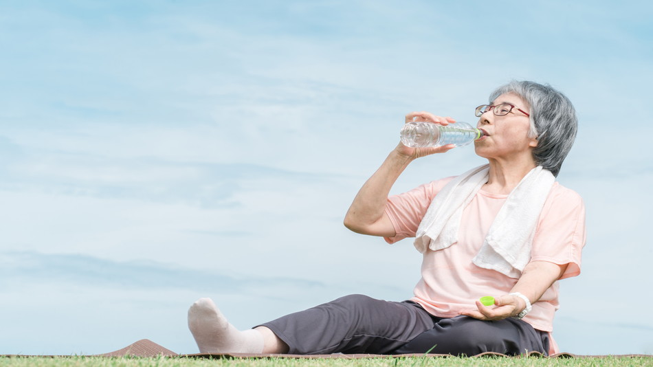 足がつると腰もつらいのはなぜ?水分不足では説明できない本当の理由