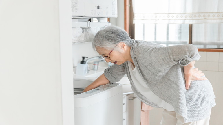 腰痛で家事もままならず、立ち上がることさえつらくなった