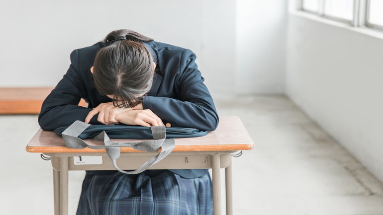 薬を飲んでも止まらない強い眠気に苦しんだ高校生のナルコレプシー