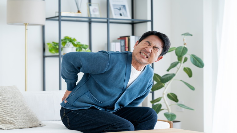慢性腰痛が悪化し、椅子にも座れず夜も痛みで眠れなくなった