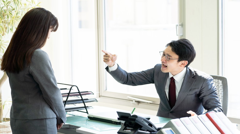 テストステロン低下による止まらないイライラに苦しむ男性更年期障害