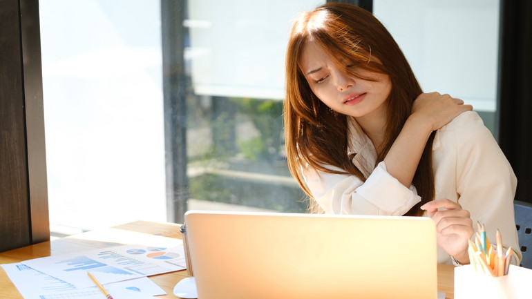 仕事のストレスで慢性化した肩こりと首の張り