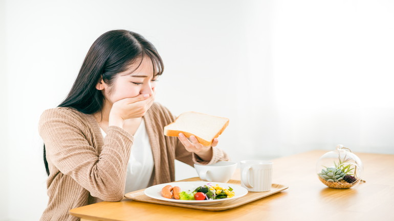 失恋による食欲不振と吐き気に苦しみ、食べることが怖くなった女性