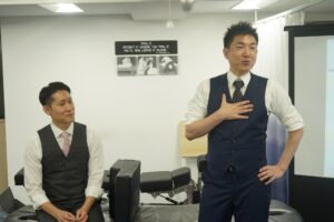 2025年10月シオカワスクールセミナーにて師匠である塩川雅士先生と写真に写る前田一真先生
