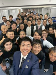 2025年10月シオカワスクールセミナーにて集合写真を撮る前田一真先生