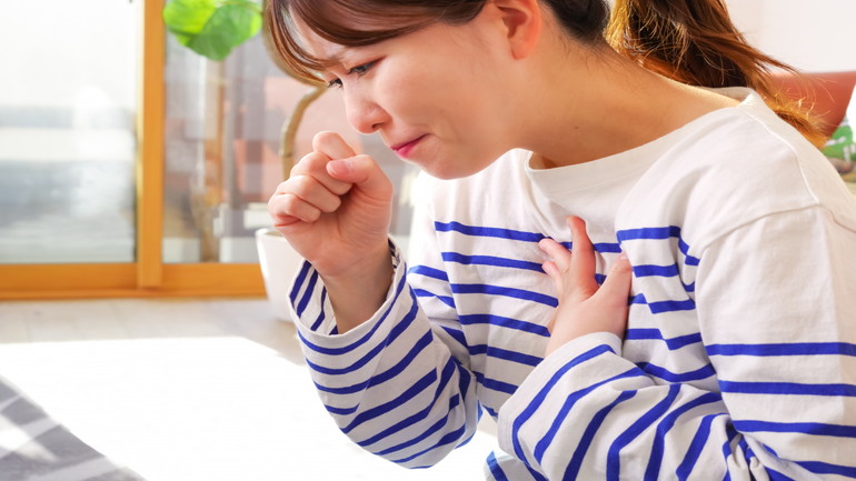 乾いた咳が止まらず、夜になると咳き込んで眠れない気管支喘息