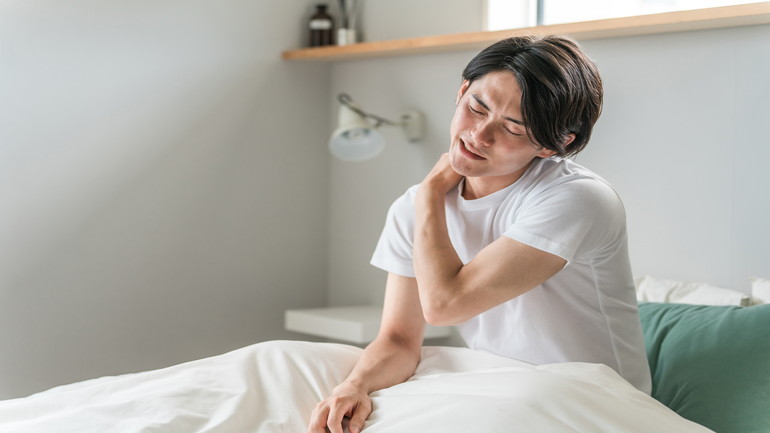 胸郭出口症候群による寝起きの腕のしびれとデスクワーク中の重だるさ