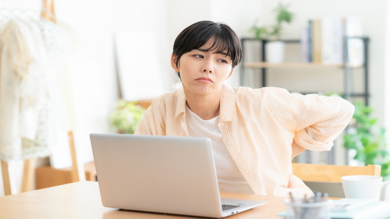 テレワークで悪化した慢性腰痛と生理痛が重なり、仕事に集中できなくなった