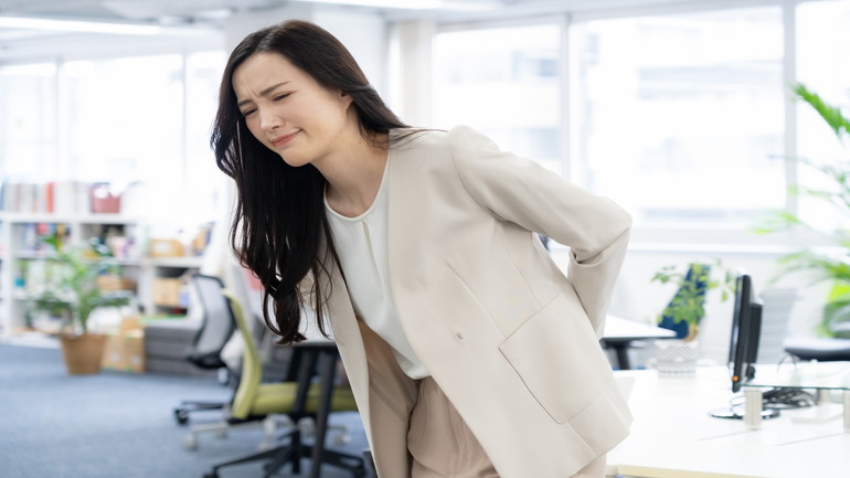 腰椎すべり症による激しい腰痛でイスから立ち上がれなくなった