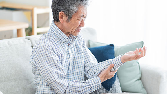 手・腕・肩の筋力低下の本当の原因は、「筋肉」ではなく“神経の働き”にあった！