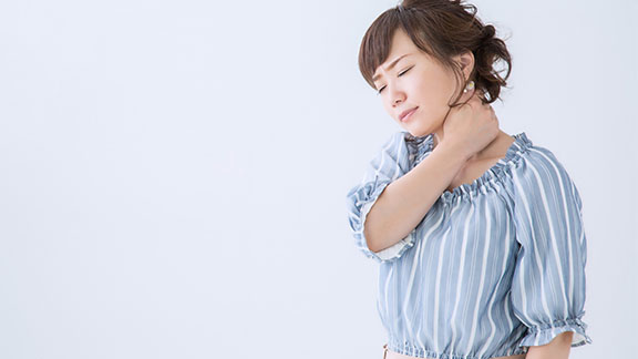 頸椎椎間板ヘルニアは“首だけの問題”ではない。全身のバランスが引き起こす警告サイン