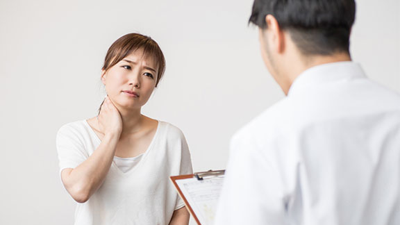 交通事故後の首の痛みやめまいが長引く…その背景には“神経損傷”が関係している！？