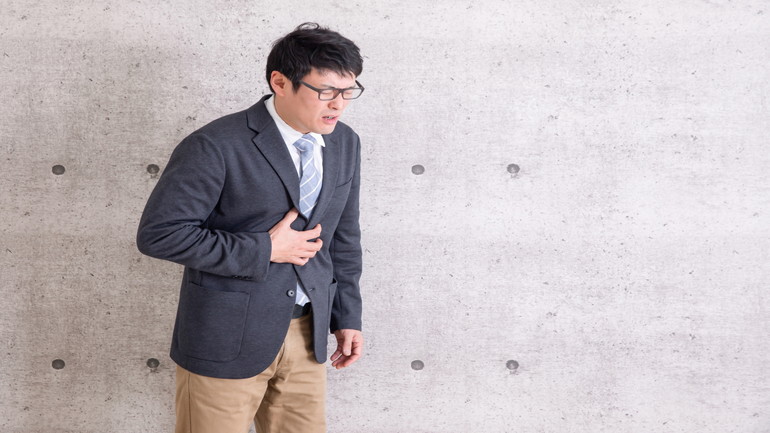 食道裂孔ヘルニアによる胸やけと胃の不快感