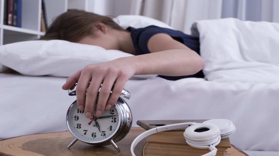 なぜ「疲れているのに眠れない」のか？不眠を神経とホルモンから考える