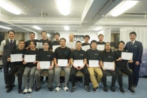 2026年1月のシオカワスクールセミナーにて集合写真に写る前田一真先生