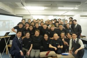 2026年1月のシオカワスクールセミナーにて集合写真に写る前田一真先生