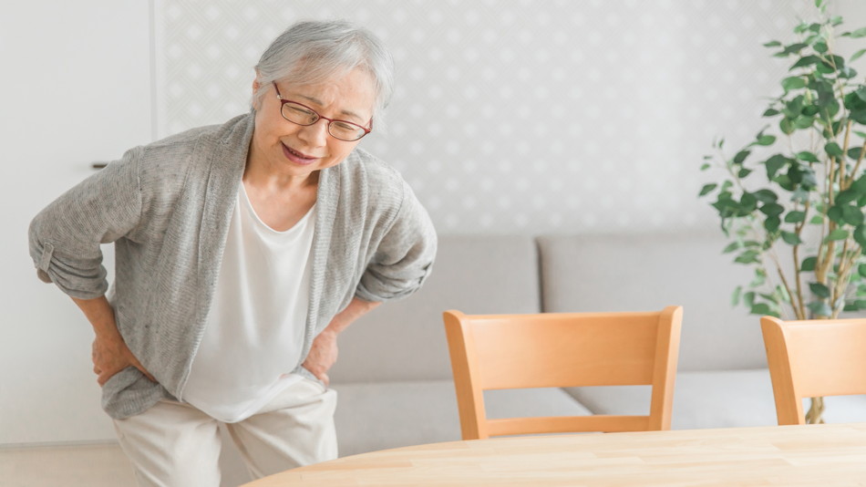 歩くたびに腰が痛い…本当に年齢のせいなのでしょうか？