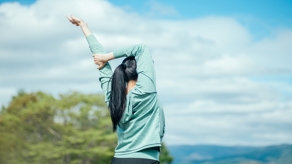 生理のたびに肩こりを繰り返すのはなぜ？女性ホルモンだけでは説明できない身体の仕組み