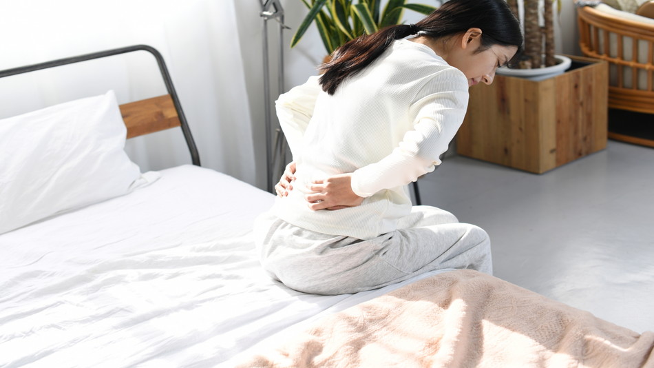 朝起きると腰が痛いのはなぜ？寝ているだけなのに腰痛が起こる原因とは！？