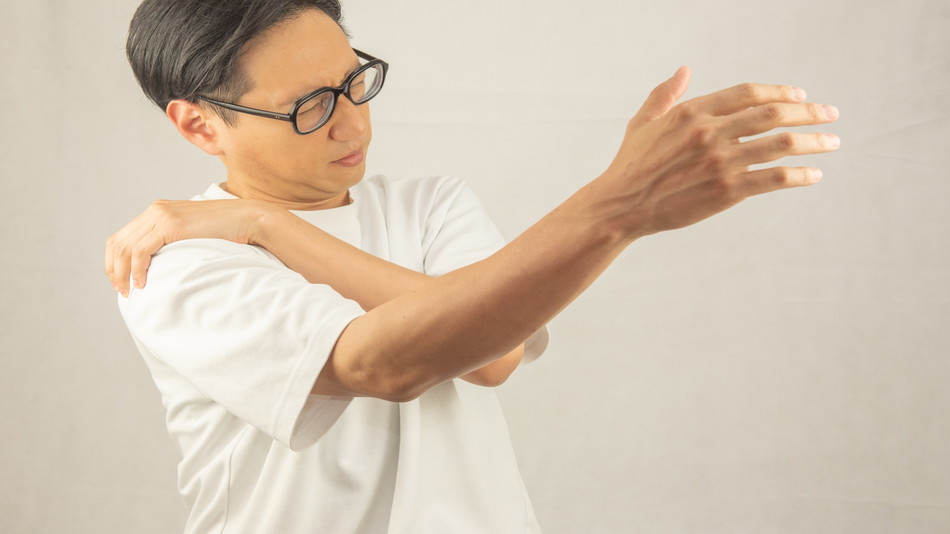 四十肩・五十肩で腕が上がらない…痛い肩を無理に動かしていませんか？