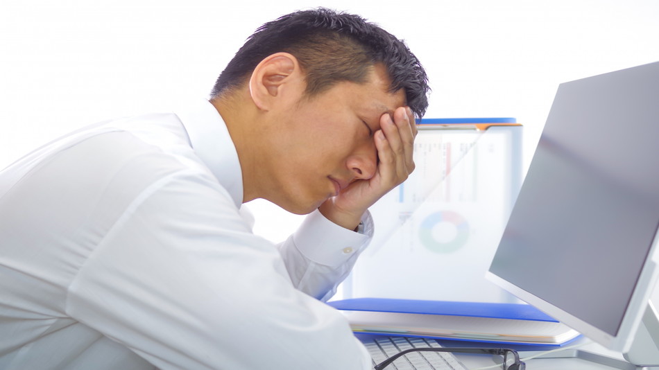 目の奥がズキズキ痛むのはなぜ？頭痛を伴う眼精疲労の原因とは