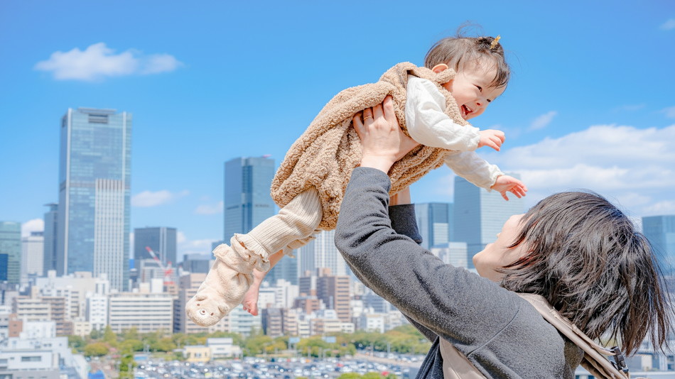 抱っこや中腰で腰痛が悪化するのはなぜ？慢性腰痛を繰り返す原因とは