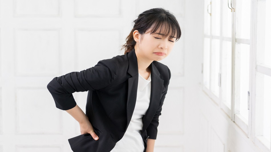 慢性腰痛はなぜ長引く？身体の変化と重なって現れる腰痛の原因とは