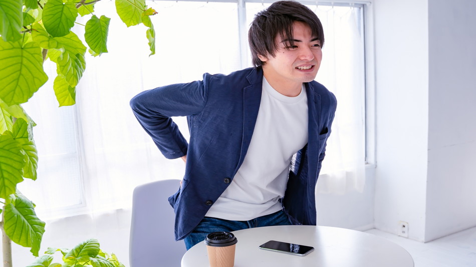 腰痛と左足のしびれを繰り返すのはなぜ？身体全体と神経の働きから考える