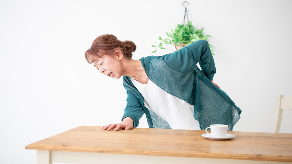腰痛で立ち上がるのもつらいのはなぜ？家事や歩行まで困難になる原因とは
