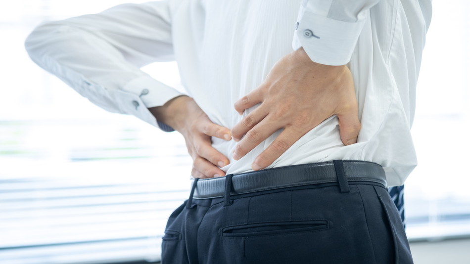 ゴルフで背中がつるのはなぜ？慢性腰痛とパフォーマンス低下の関係