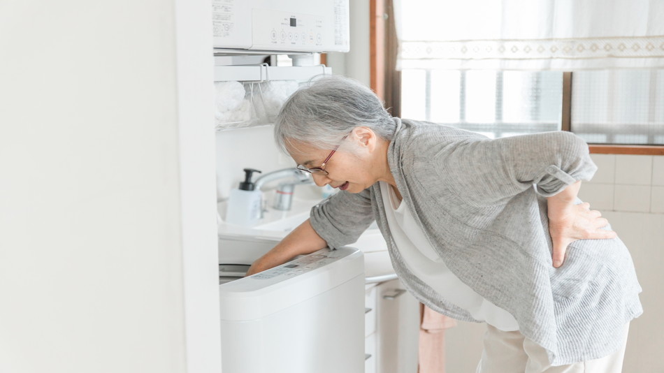 右脚のしびれと左膝の痛みがある？症状の場所だけでなく身体全体を考える